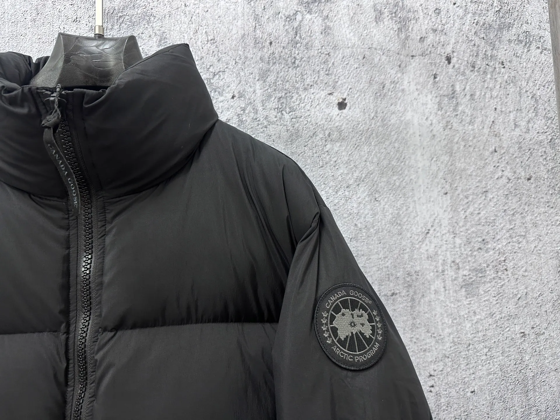 P840 【Canada gooes】Large Goose Sleeve Stand Collar Down Jacket Lawrence down jacket provides basic protection for daily adventures. Delicately soft fabric, this is a water-repellent fabric that is soft to the touch yet durable. Filled with extremely fluffy white duck down. This piece has a quilted body and structured down. Padded collar and reflective double-stripe grip tape. Extended hem and tucked-in inner rib-knit cuffs. Size: XS-2XL
